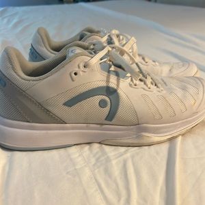 Women’s tennis shoes